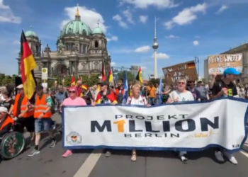 Tisuće ljudi marširaju u Berlinu tražeći da Merz odstupi (VIDEO) — RT World News