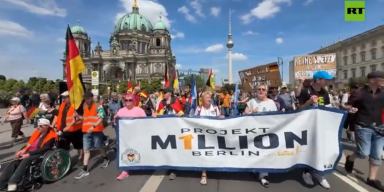 Tisuće ljudi marširaju u Berlinu tražeći da Merz odstupi (VIDEO) — RT World News