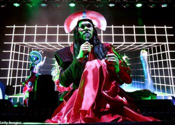 Toplinski val? Kakav toplinski val? Dok je London vruć, frontmen Empire Of The Sun izlazi na pozornicu u haljini sa šljokicama – i samurajskom kapom. Pročitajte našu recenziju…