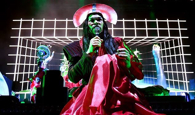 Toplinski val? Kakav toplinski val? Dok je London vruć, frontmen Empire Of The Sun izlazi na pozornicu u haljini sa šljokicama – i samurajskom kapom. Pročitajte našu recenziju…