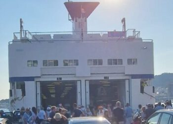 Trajekt iz Visa stigao u Split, a onda je nastao problem: “Automobili su se morali okretati u rikverc”