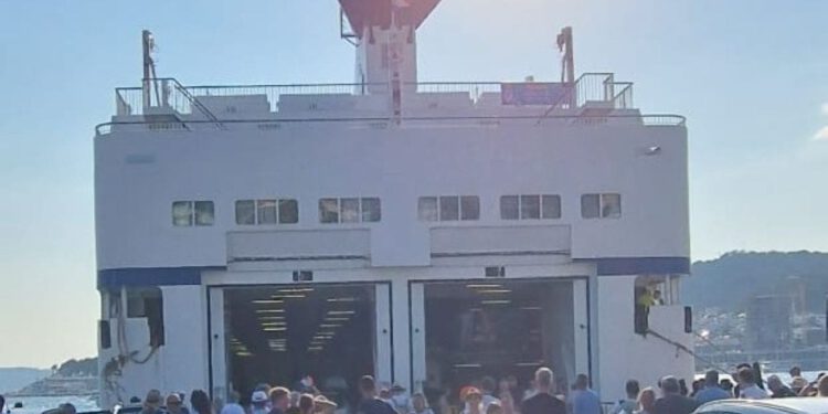 Trajekt iz Visa stigao u Split, a onda je nastao problem: “Automobili su se morali okretati u rikverc”