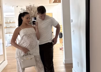 Trudna Olivia Culpo pokazuje svoju dječju kvrgu u prozirnoj čipkastoj odjeći za romantičnu večer sa suprugom Christianom McCaffreyjem