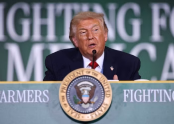 Trump pokazuje poljoprivrednicima tiskane slike svog projekta reflektirajućih bazena tijekom okruglog stola