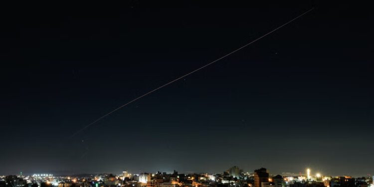 Trump poziva Netanyahua da ne odgovara nakon što je Iran nanio Izrael prvim udarima od travnja