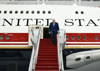 Trump predstavlja obnovljeni Air Force One s novim patriotskim bojama