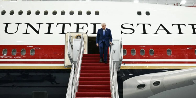 Trump predstavlja obnovljeni Air Force One s novim patriotskim bojama