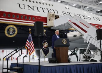 Trump se hvali svojom shemom boja za Air Force One dok otkriva 400 milijuna dolara vrijedan avion iz Katara