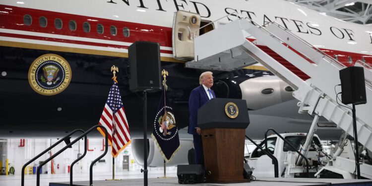 Trump se hvali svojom shemom boja za Air Force One dok otkriva 400 milijuna dolara vrijedan avion iz Katara