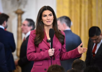 Trump zamjera Kaitlan Collins jer vjeruje da joj je ‘napravio karijeru’, kaže bivši strateg GOP-a