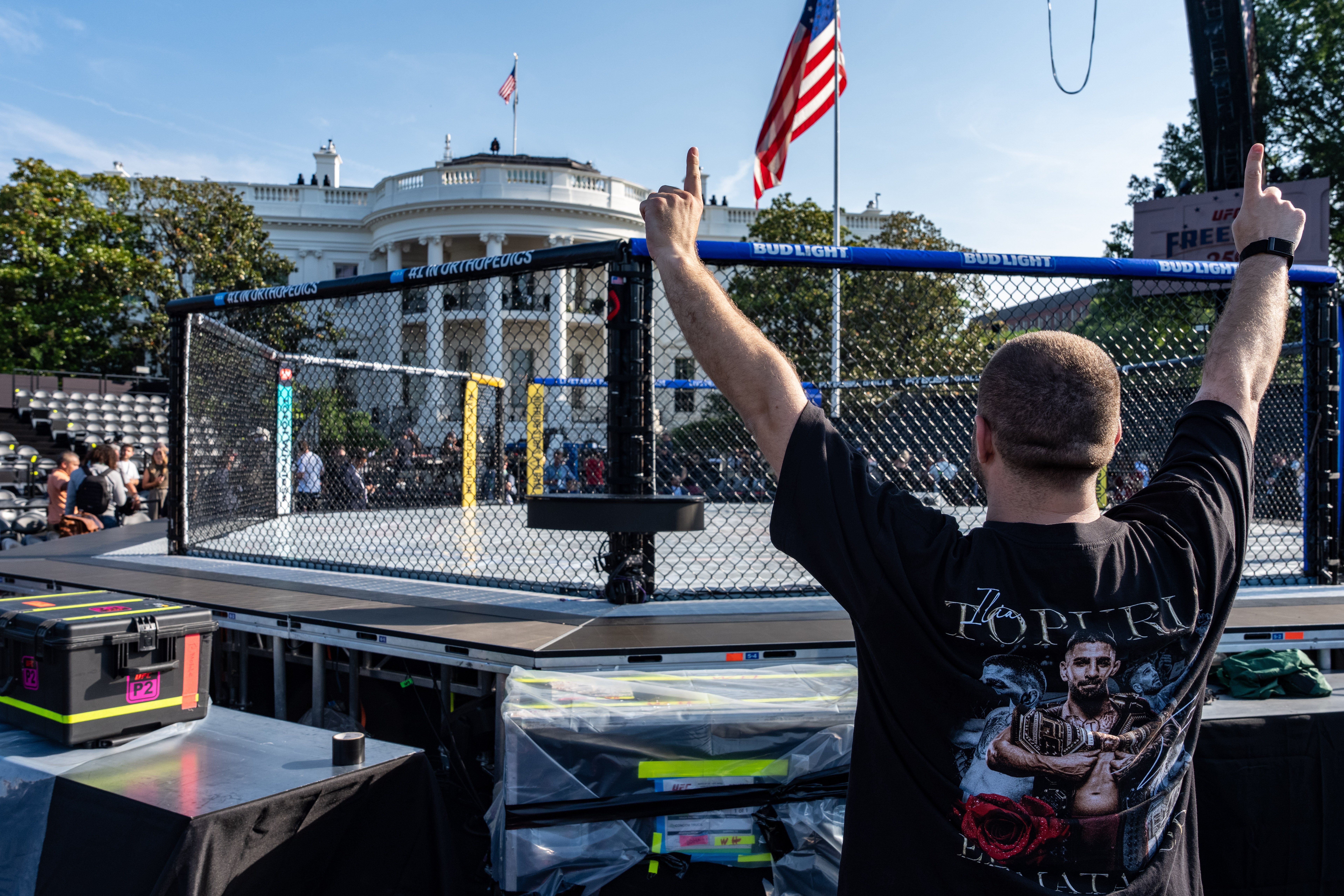 Članovi medija gledaju arenu za UFC Freedom 250 borbe na južnom travnjaku Bijele kuće, četvrtak, 11. lipnja