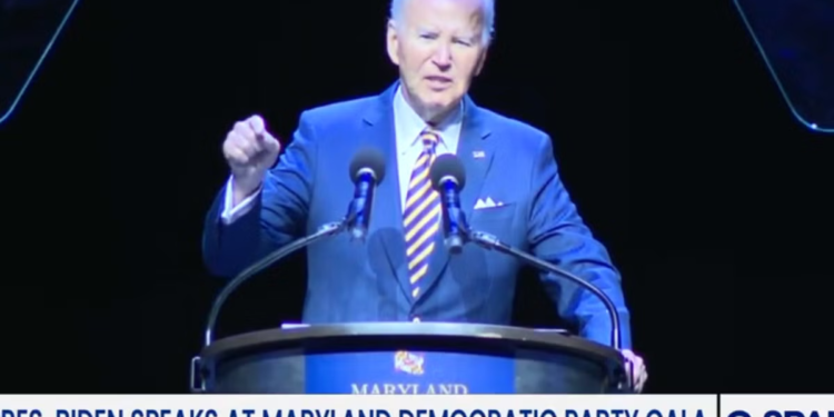 ‘Uau, kakav gubitnik’: Gužva je eruptirala dok je Biden napadao Trumpa preko plesne dvorane, luka i reflektirajućeg bazena