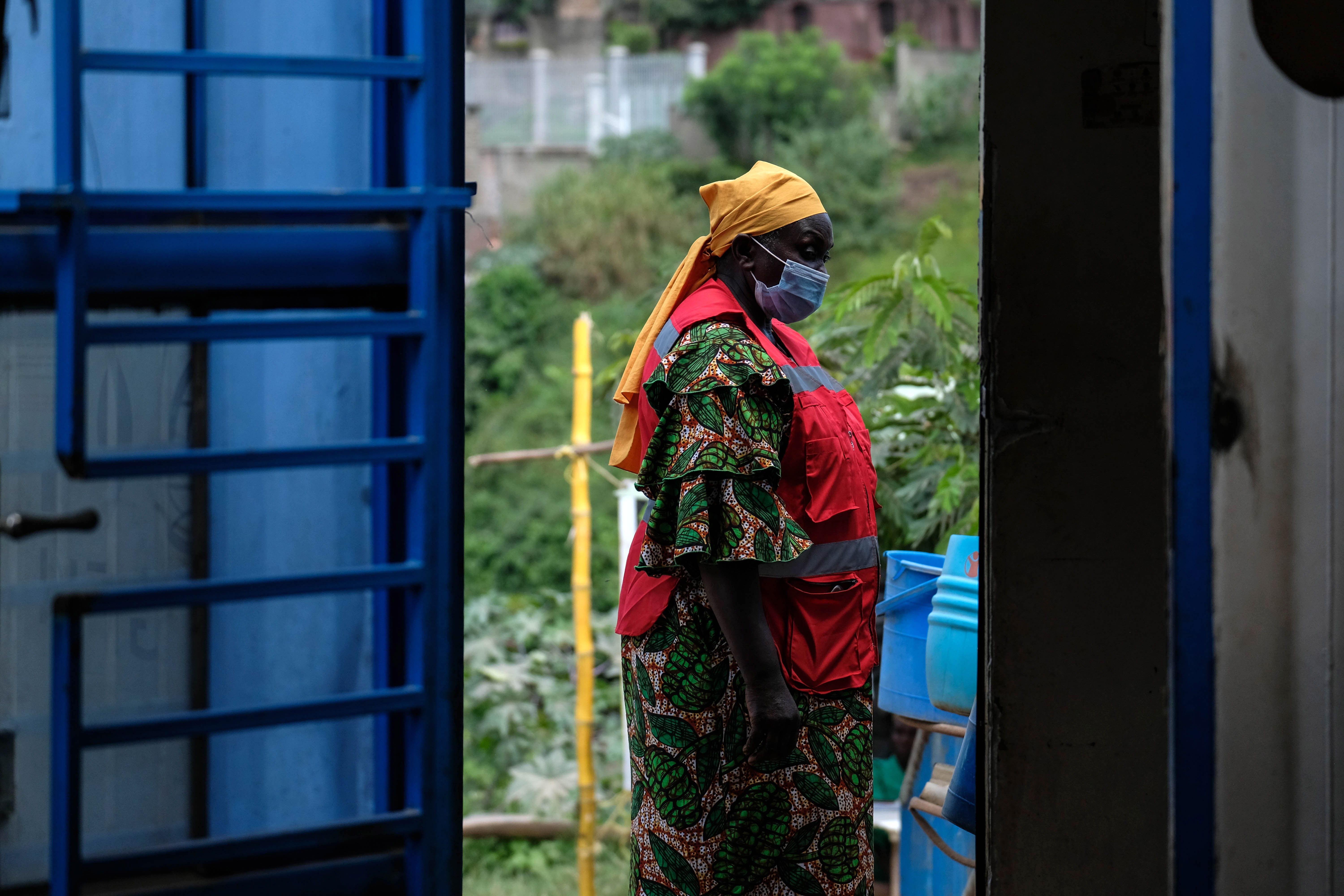 Zdravstveni radnik šeta privremenom zdravstvenom klinikom na graničnom prijelazu Mpondwe koji povezuje Ugandu i Demokratsku Republiku Kongo, četvrtak, 4. lipnja 2026. (AP Photo/Hajarah Nalwadda)