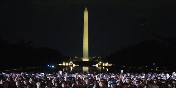 Unutar gomile privučene Trumpovom neobičnom UFC borbenom večeri u Bijeloj kući