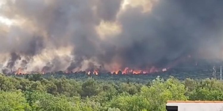 VIDEO Pogledajte kako bukti požar kod Šibenika nakon udara groma