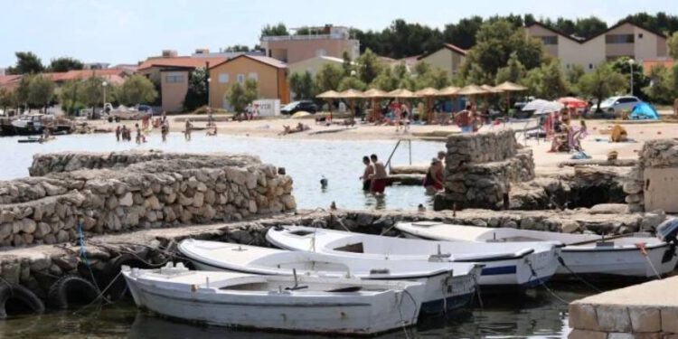 VIR Vraća se zaštitna ograda za kupače na plaži u Lučici