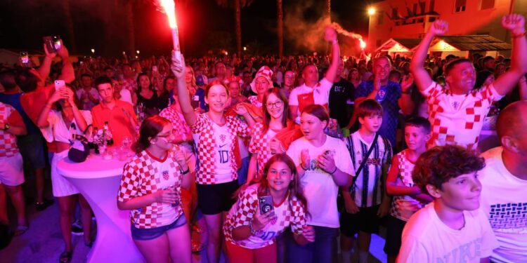VRUĆA VIRSKA NOĆ Pogledajte kako su vatromet, Minea i navijači proslavili veliku pobjedu Hrvatske