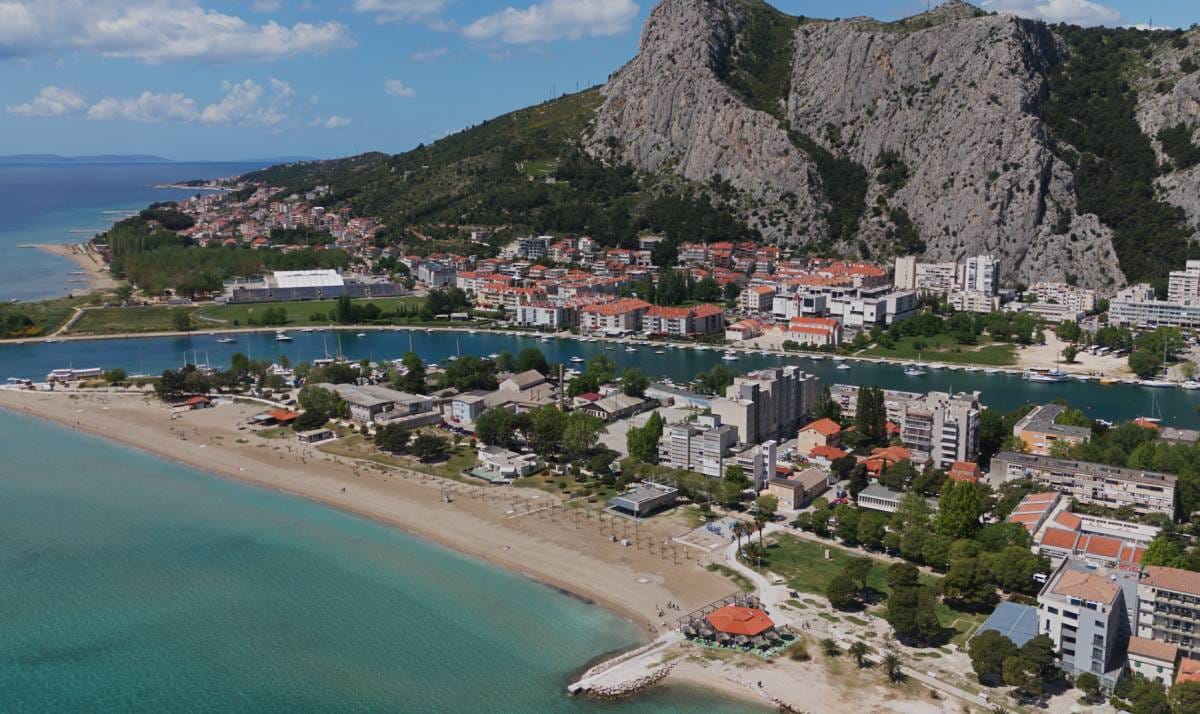 KAD KONCESIONAR NIJE POHLEPAN Dok drugi otimaju pomorsko dobro, u Omišu su očitali lekciju svima: "Bravo, ovako se poštuju turisti!"