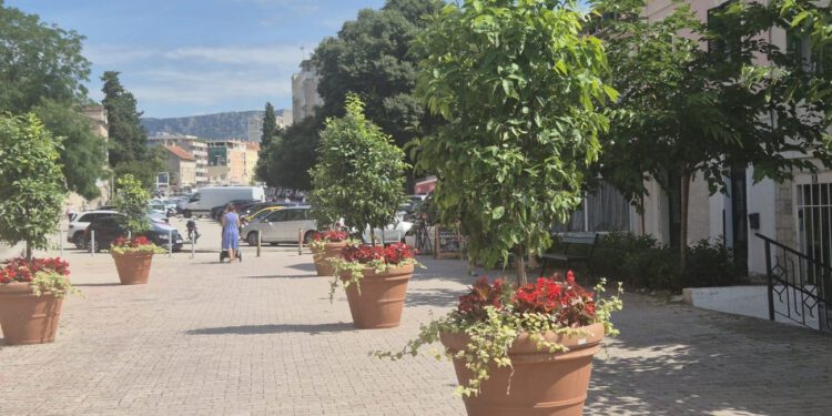 Velika promjena u centru Splita: Nestali štandovi, stiglo cvijeće i klupe