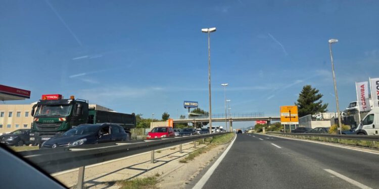 Velike kolone prema Kaštelima i Trogiru, a u suprotnom smjeru još veća gužva
