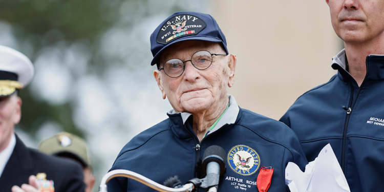 Veteran Drugog svjetskog rata čita pismo Dana D na svečanosti obilježavanja 82. godišnjice Normandije