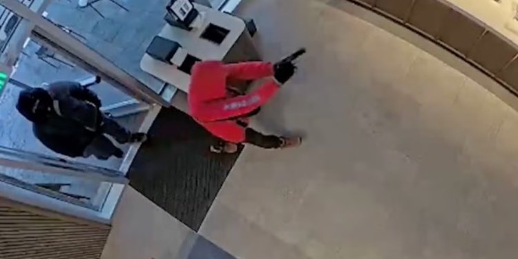 Video prikazuje trenutak u kojem se zaposlenik Starbucksa bori protiv pljačkaša – i zbog toga dobiva otkaz
