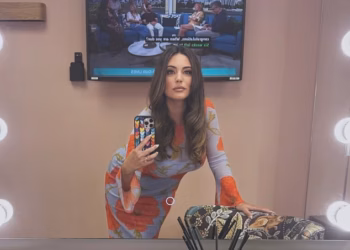 Vitka Kelly Brook izgleda glamurozno u cvjetnoj haljini dok snima sparan selfie u ogledalu prije povratka na panel Loose Women