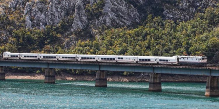 Vlak Sarajevo-Ploče odmah upao u hrpu problema: “Kvar lokomotive, migranti u wc