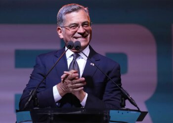 Xavier Becerra napreduje na općim izborima za guvernera Kalifornije