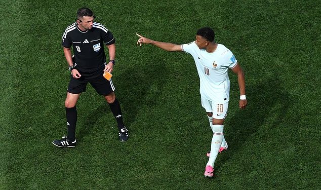 Zadivljujući trenutak, francuski ‘diktator’ kapetan Kylian Mbappe naredio je engleskom sucu Michaelu Oliveru da svoju traku preda francuskom suigraču tijekom sjajne pobjede nad Norveškom