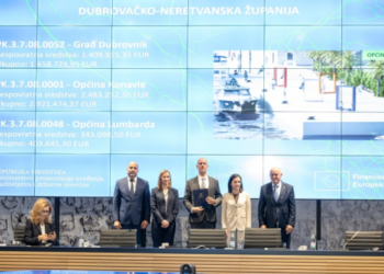 Zamjenik Puzović preuzeo Odluku o financiranju: 1,4 milijuna eura za obnovu Bogišićevog parka