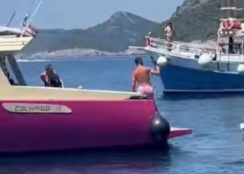 Zanimljivi brod ‘Barbie’ plijeni pozornost, na njemu viđen i bivši ‘Vatreni’ (VIDEO)