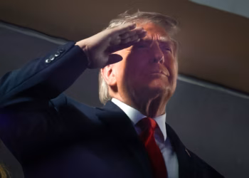 Zašto Trump stalno salutira tijekom intoniranja himne?
