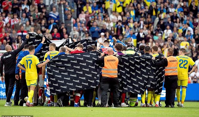 Zastrašujući trenutak u kojem se Christian Eriksen steže za prsa neposredno prije kolapsa: kardiolog upozorava dansku zvijezdu da bi se to moglo ponoviti nakon što mu je defibrilator ‘nedvojbeno spasio život’ pet godina nakon srčanog zastoja