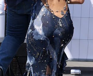 Zendaya pršti u haljini bez leđa sa zamršenim detaljima paukove mreže dok usavršava ‘metodično odijevanje’ na foto pozivu Spider-Mana u Londonu