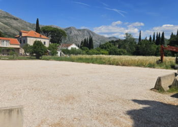 Župski HDZ upozorio na prolaz do plaža u Kuparima, Miloslavić odgovorio što je sve poduzeo