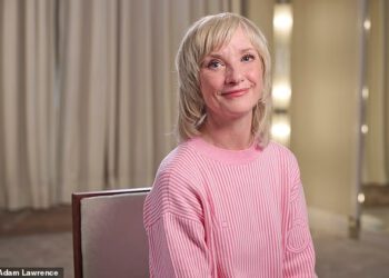 Zvijezda Ab Fab Jane Horrocks otkriva da joj je ukraden kofer u vlaku iz Manchestera za London dok kritizira Avanti West Coast