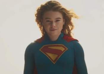 Zvijezda Supergirl Milly Alcock otkriva da je njezin ogrtač napravljen od materijala korištenog za odijelo Christophera Reevea u Supermanu