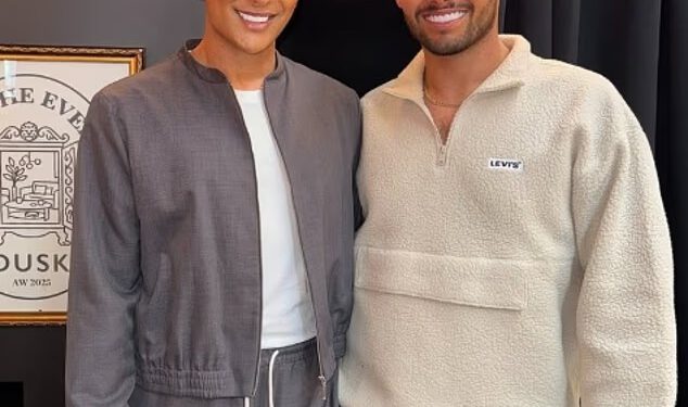 Zvijezde TOWIE Junaid Ahmed i Joe Blackman su zaručeni! Par slavi s kolegama nakon romantične prosidbe na plaži