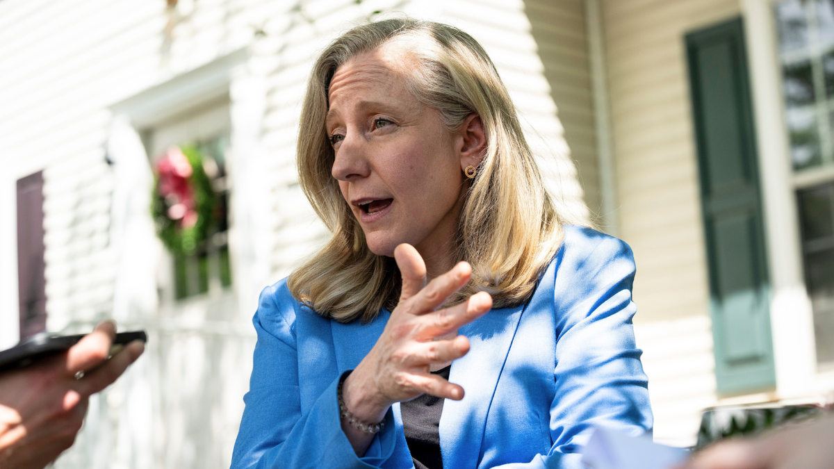 Guvernerka Virginije Abigail Spanberger viđena je kako razgovara s novinarima tijekom događaja 18. travnja 2026.