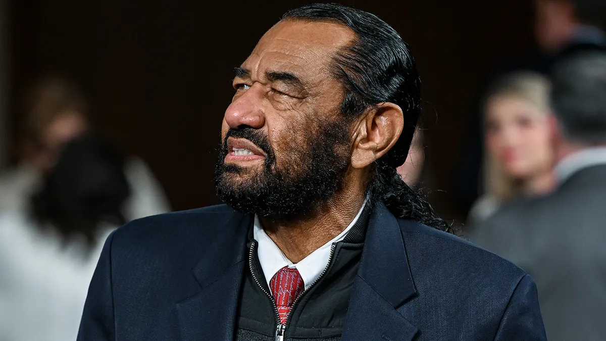 Zastupnik Al Green stoji u zastupničkoj dvorani američkog Kapitola u Washingtonu, DC