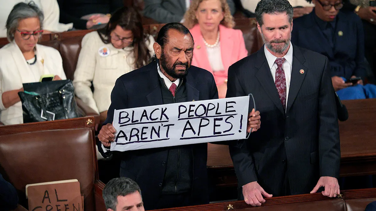 Zastupnik Al Green drži natpis tijekom govora o stanju unije na američkom Kapitolu u Washingtonu, DC