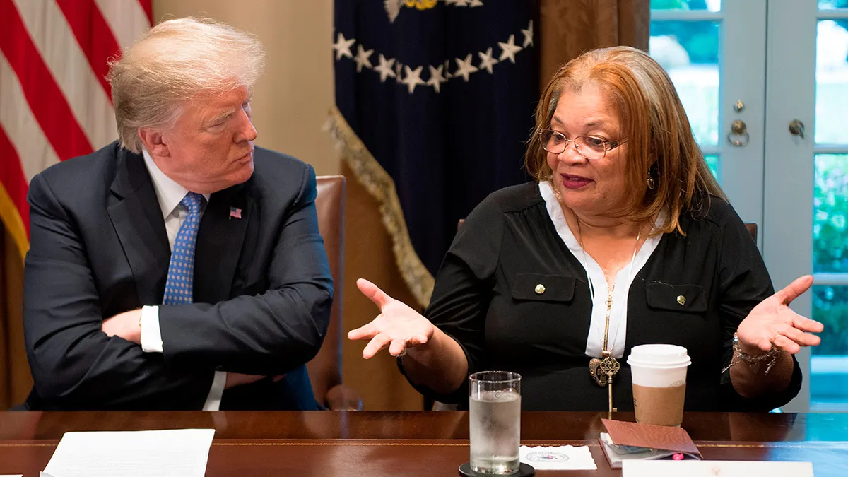 Predsjednik Donald Trump sluša dr. Alveda Kinga tijekom sastanka u Bijeloj kući