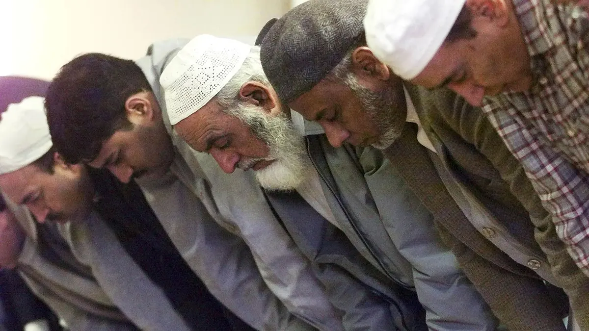 Član islamske zajednice moli se u džamiji Anwar-E-Madina u Edinburghu