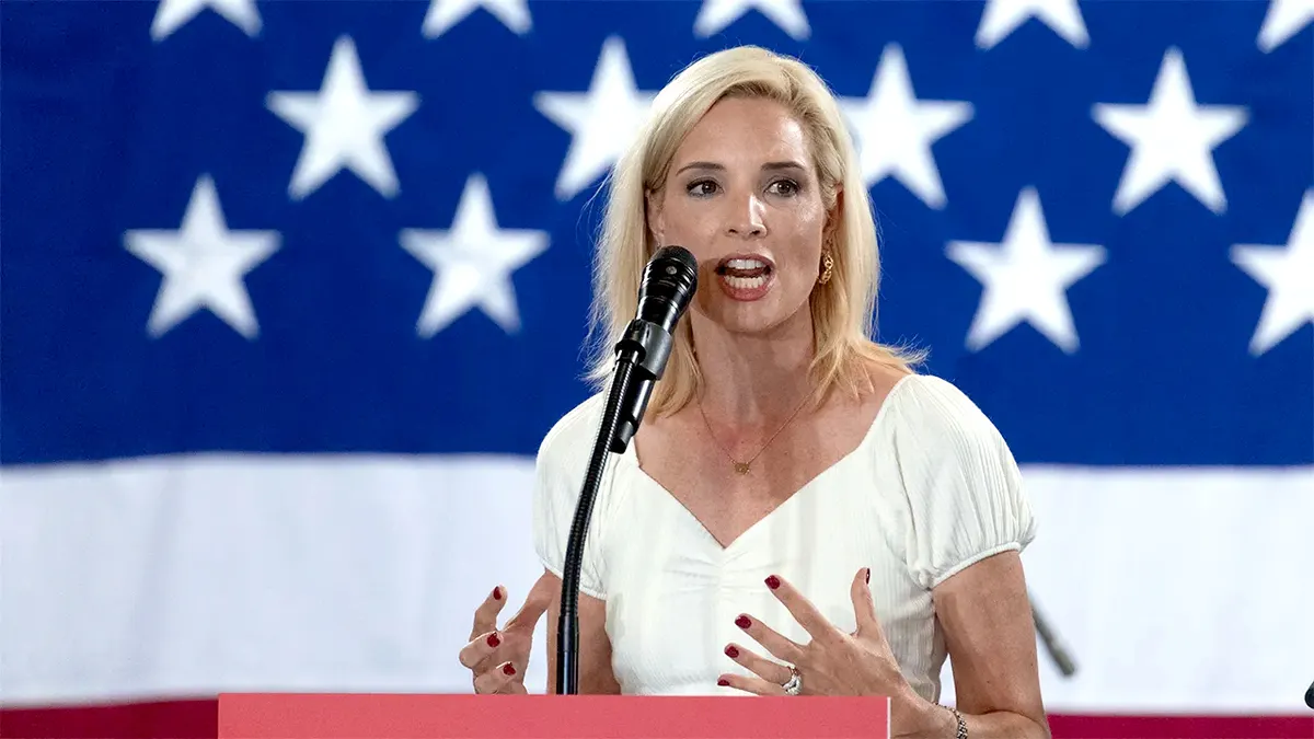 Zastupnica Ashley Hinson govori gostima na prikupljanju sredstava u Cedar Rapidsu, Iowa