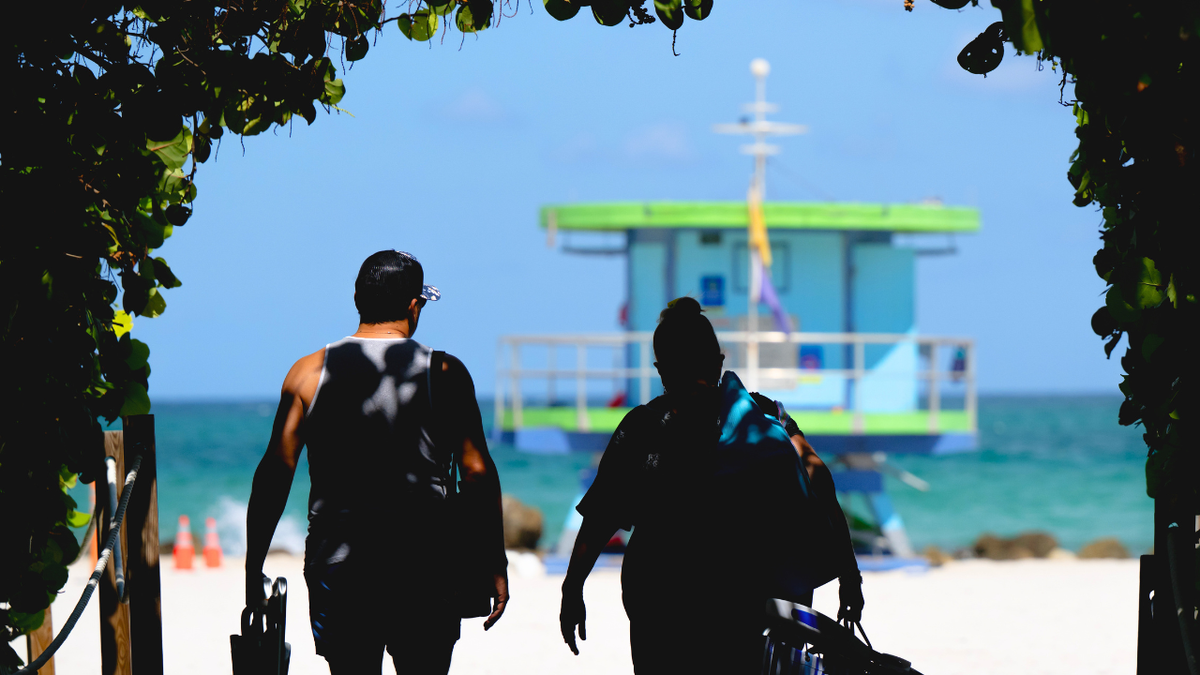 Dvije osobe viđene su kako hodaju do plaže u Miamiju na Floridi 19. lipnja 2025.
