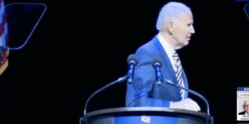 Joe Biden traži upute prije izlaska s pozornice na gala večeri u Marylandu