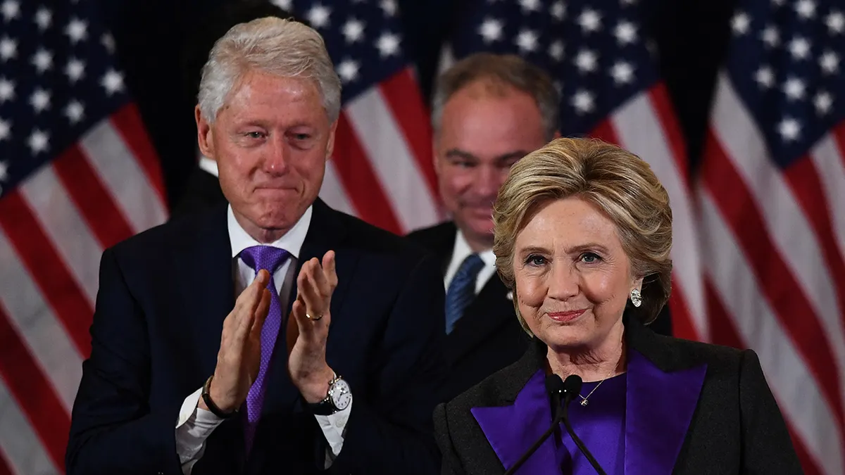 Hillary Clinton drži govor o koncesiji s Billom Clintonom i Timom Kaineom koji sjede iza nje u New Yorku
