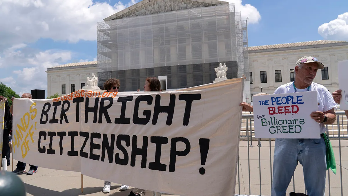 Prosvjednici drže transparent ispred Vrhovnog suda u Washingtonu
