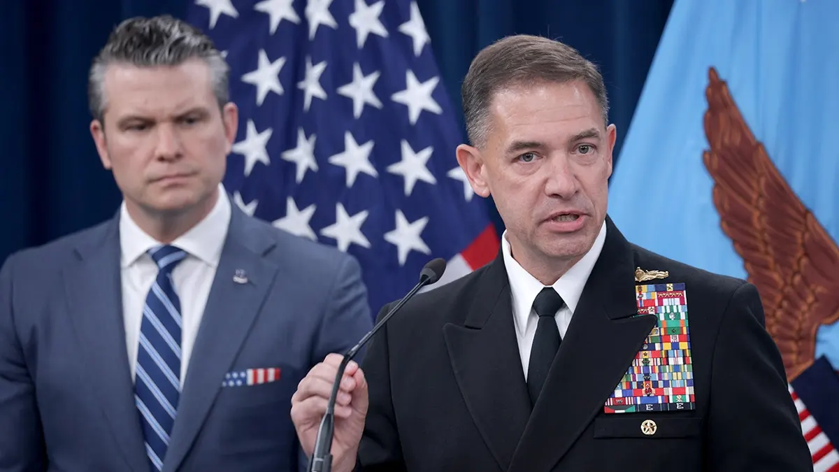 Zapovjednik CENTCOM-a adm. Brad Cooper i ministar rata Pete Hegseth